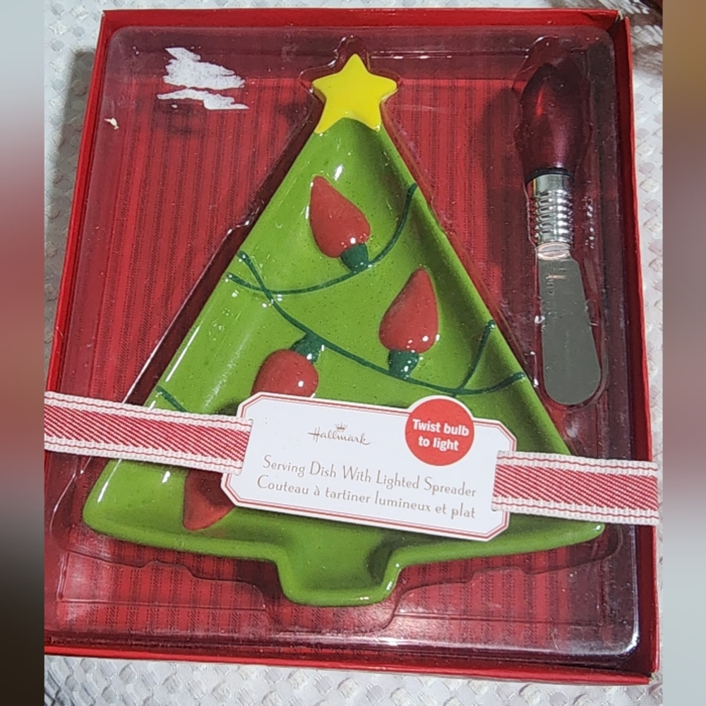 HALLMARK NWT CHRISTMAS SERVING DISH WITH LIGHT UP SPREADER